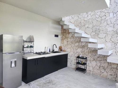 eine Küche mit einem Waschbecken und einer Treppe in der Unterkunft ¡Un Espacio Mágico en El Valle! in Santa Bárbara de Samaná