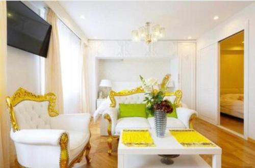 a living room with a white couch and a table at Reimi Mondo401-8720 in Tokyo