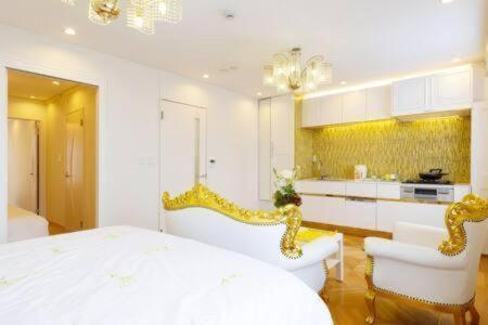 a white room with a bed and a kitchen at Reimi Mondo401-8720 in Tokyo