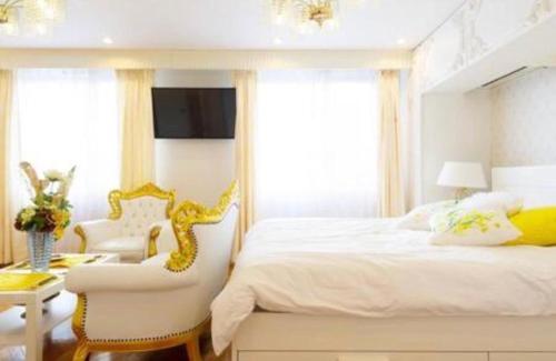 a bedroom with a white bed and a white chair at Reimi Mondo401-8720 in Tokyo