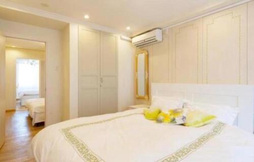 a bedroom with a large white bed with yellow pillows at Reimi Mondo401-8720 in Tokyo