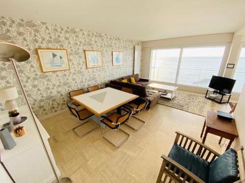 sala de estar con mesa y sofá en Appartement Les Sables-d'Olonne, 3 pièces, 4 personnes - FR-1-92-889, en Les Sables-dʼOlonne