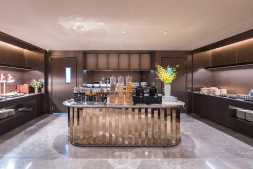 a lobby with a bar in a hotel room at Crystal Orange Hotel - Shenzhen Nanshan Xinhaofang Branch in Shenzhen