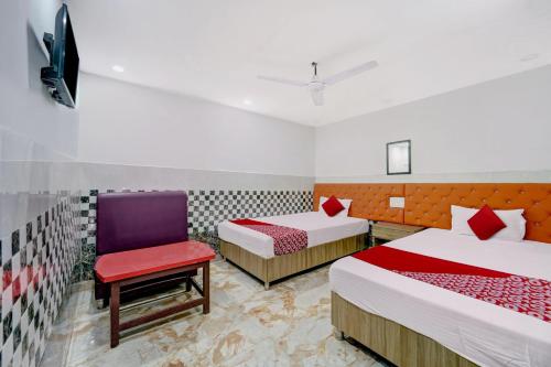 En eller flere senge i et værelse på Hotel Omkar & Restaurant
