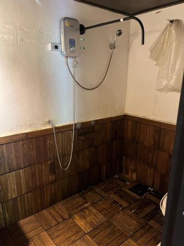 baño con ducha con manguera en la pared en Silver cliff room 12 en Than Sadet Beach
