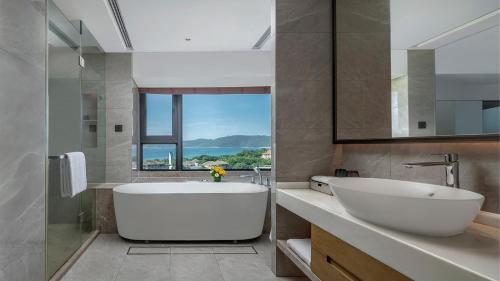 Ванная комната в Holiday Inn & Suites Sanya Yalong Bay