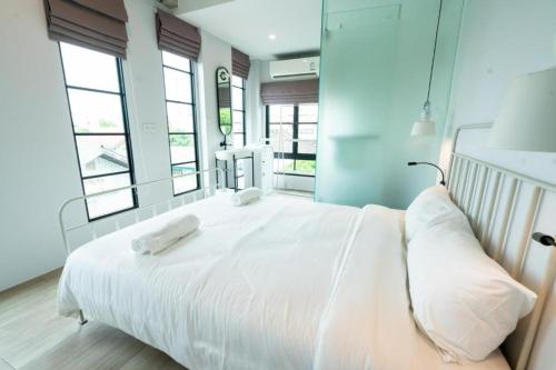 Voodi või voodid majutusasutuse Bedspread Hostel toas