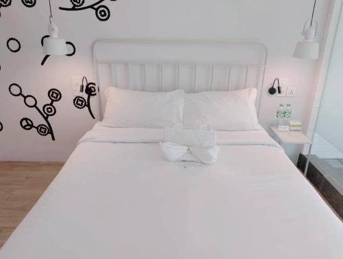 Voodi või voodid majutusasutuse Bedspread Hostel toas