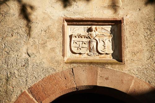 a stone plaque on the side of a wall at Schloss Englar in Appiano sulla Strada del Vino