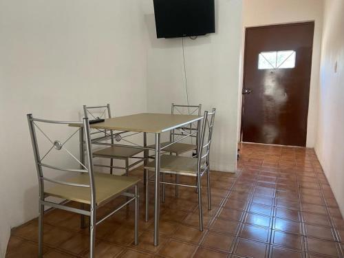 a room with a table and chairs and a television at Departamento a 10min Cd Universitaria in Monterrey