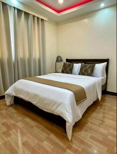 a bedroom with a large bed in a room at Hillside Hotel in San Jose
