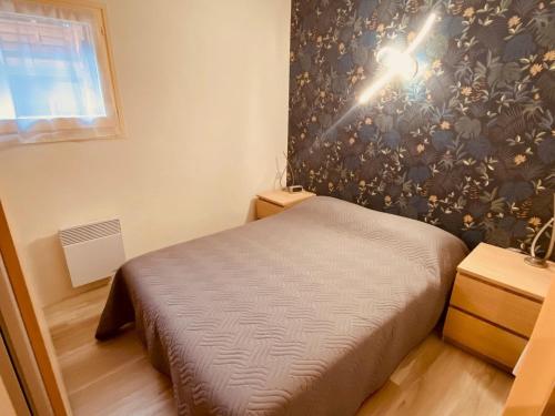 une petite chambre avec un lit et une fenêtre dans l'établissement Appartement moderne centre village avec balcon et garage - FR-1-459-222, à La Clusaz