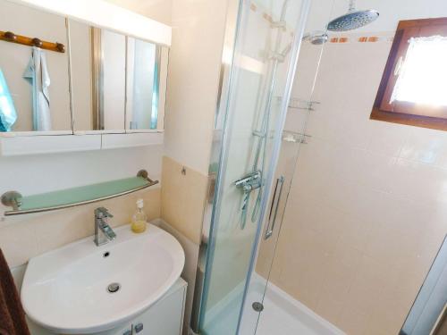 une salle de bain avec un lavabo et une douche dans l'établissement Appartement T3 avec terrasse, véranda et piscine, à 100m de la mer! Parking, animaux acceptés - FR-1-409-179, à Gruissan