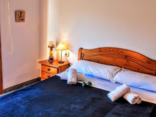 um quarto com uma cama com duas almofadas em Casa Caldes de Malavella, 4 dormitorios, 8 personas - ES-209-4 em Caldes de Malavella