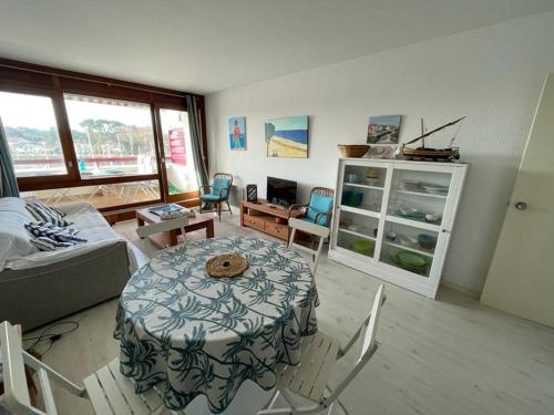 un salon avec une table et des chaises dans l'établissement Appartement rénové avec piscine, 4 pers, Capbreton - FR-1-413-230, à Capbreton