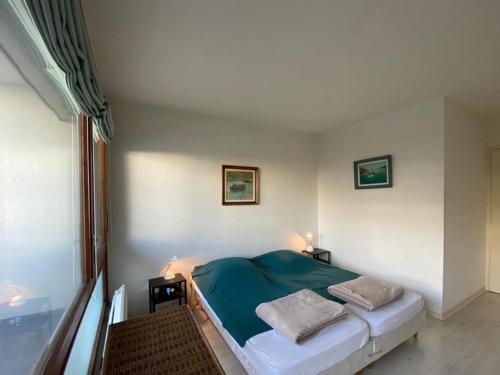 1 dormitorio con 1 cama con manta azul en Appartement Capbreton, 2 pièces, 4 personnes - FR-1-413-230, en Capbreton