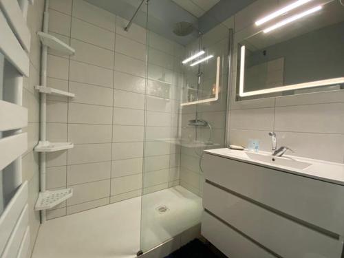 une salle de bain blanche avec un lavabo et une douche dans l'établissement Appartement rénové avec piscine, 4 pers, Capbreton - FR-1-413-230, à Capbreton