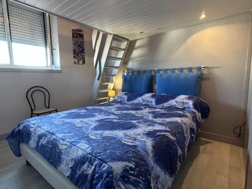 Ένα ή περισσότερα κρεβάτια σε δωμάτιο στο Appartement cosy avec terrasse près du port - FR-1-224B-210