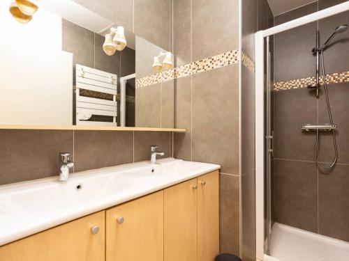 a bathroom with a sink and a shower at Appartement Peyragudes, 2 pièces, 6 personnes - FR-1-695-42 in Germ