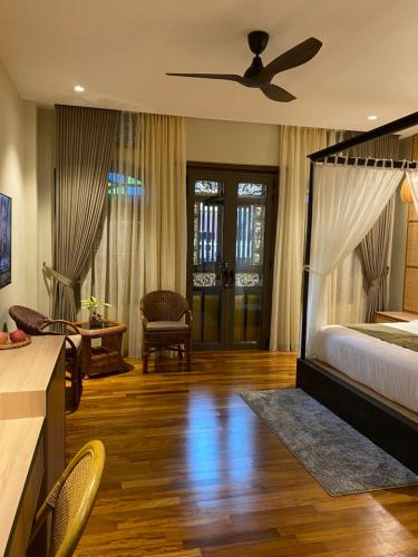 a bedroom with a bed with a ceiling fan at ke-lan-tan House in George Town