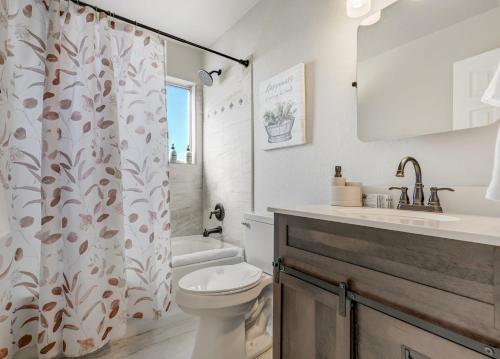 uma casa de banho com um WC e uma cortina de chuveiro em Pueblo Place Riverwalk Fireplace Pet-Friendly em Pueblo