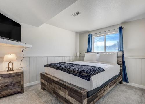 um quarto com uma cama grande e uma janela em Pueblo Place Riverwalk Fireplace Pet-Friendly em Pueblo