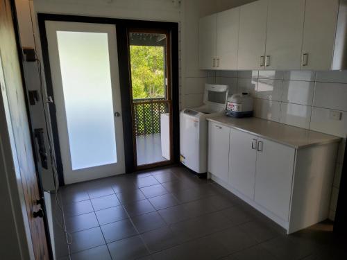 Η κουζίνα ή μικρή κουζίνα στο Coach House Inn