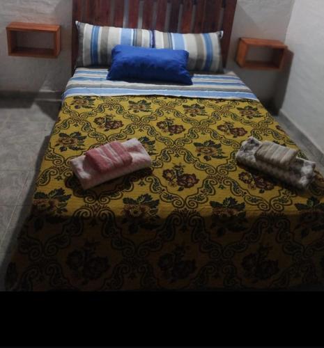 Una cama con dos almohadas encima. en Armonia alojamiento Temporario en Formosa