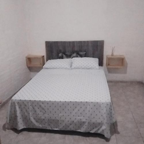 1 dormitorio con cama con colcha de lunares en Armonia alojamiento Temporario en Formosa