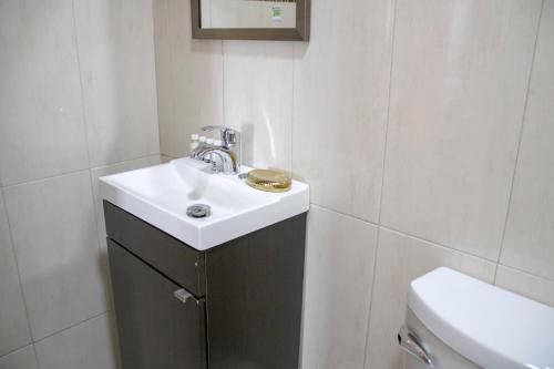 een badkamer met een wastafel en een toilet bij Hotel Boutique Casa Tellez 