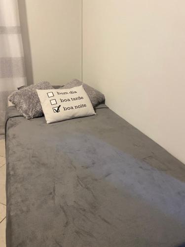 ein Bett mit einem Kissen darauf in der Unterkunft Casa em Balneário Camboriú in Balneário Camboriú