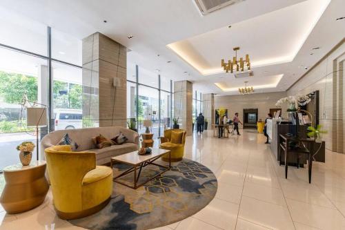 Ruang duduk di OMP 17J-T1, Seaview, Beach, Pool Access,Near Airport, Fast Wi-fi, Netflix