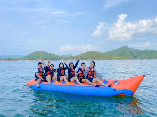 Fotografie z fotogalerie ubytování แพภูธเนศ v destinaci Ban Laem Mong Khoi