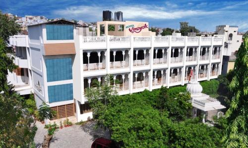 Hotel Vinayakam في أودايبور: اطلالة جوية للفندق