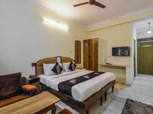 sypialnia z łóżkiem i kanapą w obiekcie Hotel Vinayakam w mieście Udaipur
