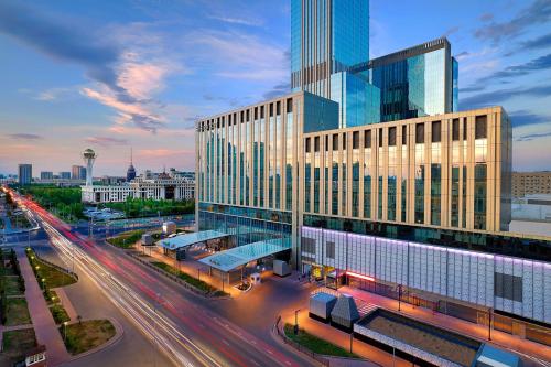 un grande edificio con una strada di fronte di Sheraton Astana Hotel a Astana