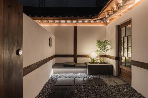 une pièce avec un banc et une installation dans l'établissement Luxury hanok with private bathtub - SW15, à Séoul