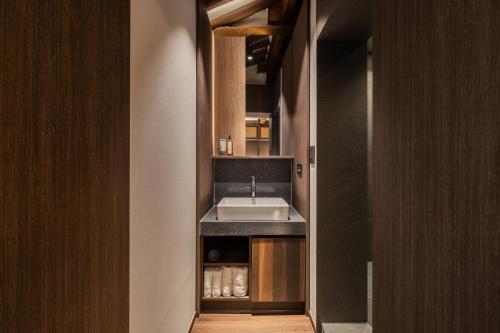 une petite cuisine avec évier et comptoir dans l'établissement Luxury hanok with private bathtub - SW15, à Séoul
