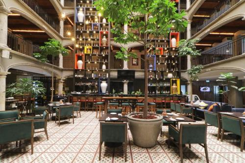 Restaurant ou autre lieu de restauration dans l'établissement Hotel Indigo Guadalajara Expo by IHG