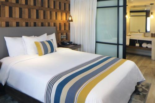Un ou plusieurs lits dans un hébergement de l'établissement Hotel Indigo Guadalajara Expo by IHG