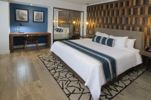 Un ou plusieurs lits dans un hébergement de l'établissement Hotel Indigo Guadalajara Expo by IHG