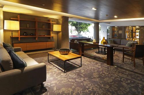 Coin salon dans l'établissement Hotel Indigo Guadalajara Expo by IHG