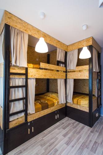 2 Etagenbetten in einem Zimmer mit Holzböden in der Unterkunft Hostel Day 'N' Night in Niš