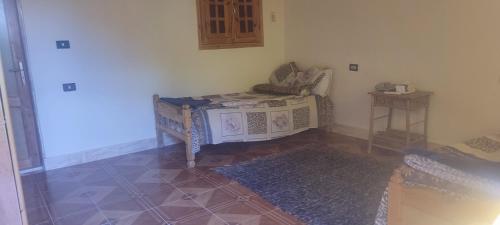 una habitación con una mesa y una cama en ella en Sand Rose, en Bawati