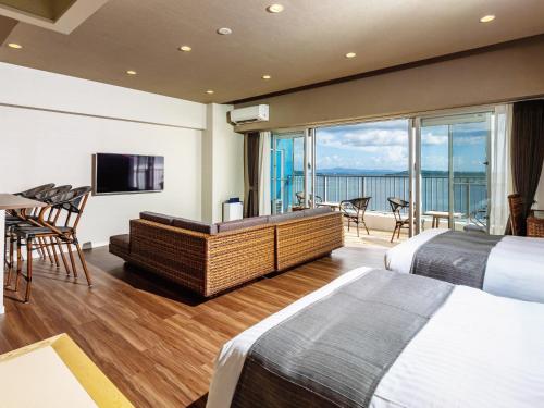 本部町にあるSunset Resort Canphouのベッド2台が備わる海の景色を望むホテルルームです。