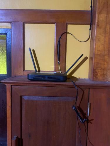 a laptop computer sitting on top of a wooden table at โฮมสเตย์บ้านนายสิงโตเขาคูหา in Ban Khu Ha Nai (1)
