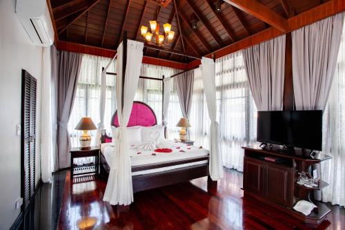 Televisyen dan/atau pusat hiburan di The Hotspring Beach Resort & Spa - SHA Extra Plus