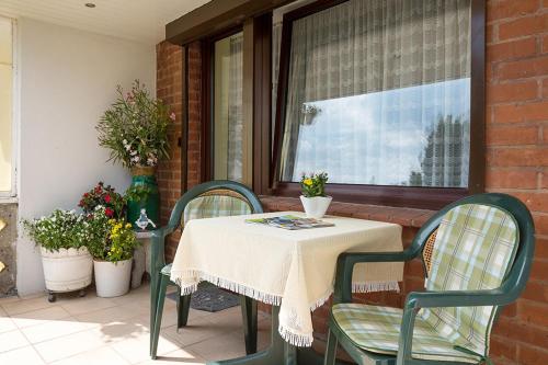 einen Tisch und Stühle auf einer Veranda mit einem Fenster in der Unterkunft Rügenurlaub 1 in Bergen auf Rügen