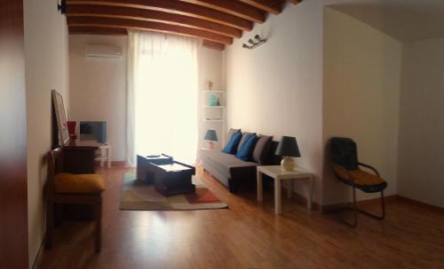 un soggiorno con divano e tavolo di Fikus APT relax Castello Ursino a Catania
