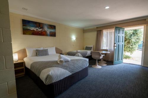 Habitación de hotel con 2 camas y ventana en Hospitality Kalgoorlie, SureStay Collection by Best Western, en Kalgoorlie